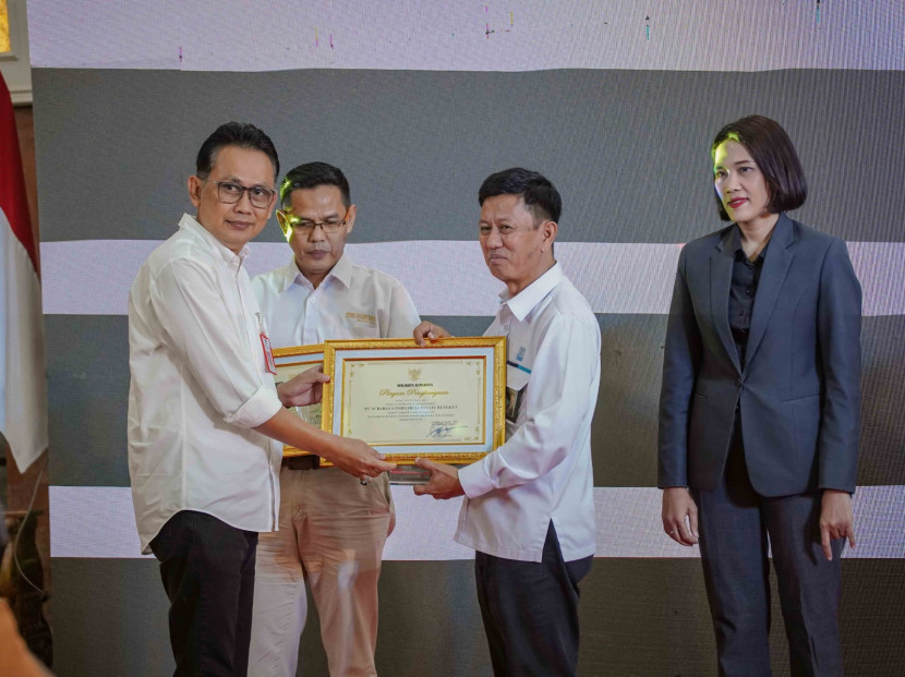 Penyerahan penghargaan dari Pemkot Surabaya ke PT SIER