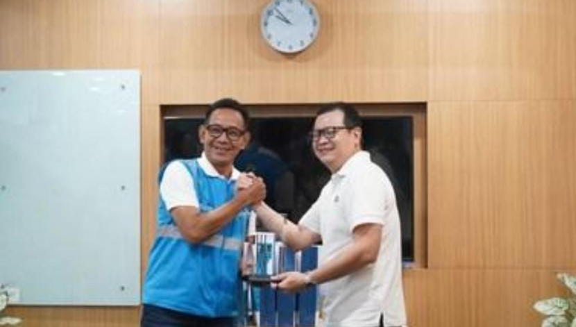 General Manager PLN UID Jakarta Raya, Moch. Andy Adchaminoerdin, menyerahkan miniatur Stasiun Pengisian Kendaraan Listrik Umum (SPKLU) kepada Direktur Utama BDX Indonesia, Agus Hartono Wijaya. (Foto: BDx/Ruzka)