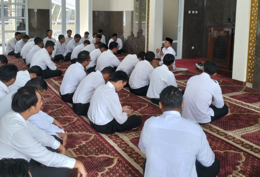 Ketua Yayasan SInergi Harmoni Indonesia (YSHI) Dr. Ismail, S.Sos., M.Pem.I, sedang menyampaikan pandangannya pada acara Pembinaan Rohani CPNC Angkatan ke-7 BNPT di Sentul, Bogor, Kamis (19/6). (dok).