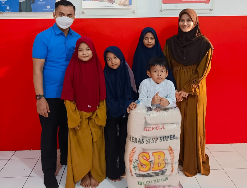 BRI Cabang Pasar Minggu turut serta mengadakan program Jumat Berkah. Kali ini program Jumat Berkah dilaksanakan di Panti Asuhan Yatim dan Duafa Mizan Amanah Salihara di Jalan Salihara No.15 RW3 RT14, Jati Padang, Pasar Minggu, Kota Jakarta Selatan (16/05/2025). (Foto: Dok BRI)