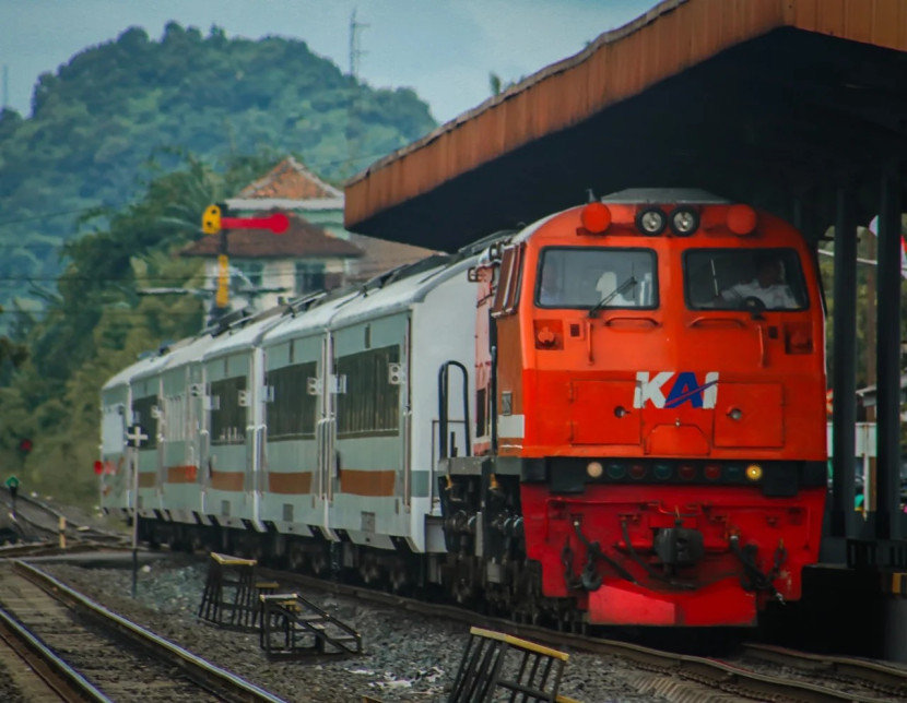 Dengan tarif ekonomis Rp29.000 hingga Rp32.000, KA Rajabasa menjadi andalan masyarakat dalam menjangkau lintas provinsi Sumatra Selatan dan Lampung. (Foto: Humas PT KAI)
