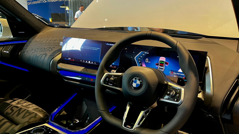 Interior All New X3 Menunjukkan transisi ke digital dengan layar curved nya (Doc. Motoresto).