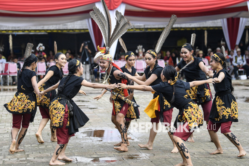 Penari Dayak Maanyan menari pada Festival Budaya Dayak Kenyah 2025, di Desa Budaya Pampang, Samarinda, Kaltim.