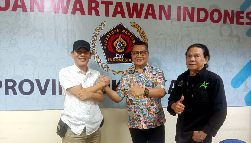 Ketua PWI Kota Depok Rusdy Nurdiansyah didampingi Wakil Ketua III PWI Kota Depok Maulana Said bersilaturahmi dengan Ketua PWI DKI Jakarta Kesit Budi Handoyo, di Jakarta, Kamis (19/05/2025). (Foto: Dok RUZKA INDONESIA)