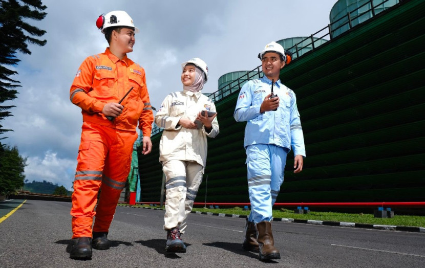 Ilustrasi petugas PLN sedang melakukan koordinasi untuk menjaga keandalan operasional Pembangkit Listrik Tenaga Panas Bumi (PLTP) Kamojang di Jawa Barat. (Foto: Dok PLN)