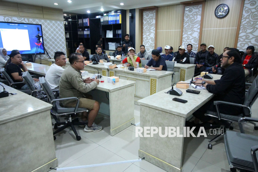 Puluhan pedagang dan pemilik kios di kawasan kebun teh Subang beraudensi dengan Wakil Ketua DPRD Jabar Ono Surono di Komisi 2 DPRD, di Gedung DPRD Jabar, Kamis (19/6/2025). Foto: Edi Yusuf