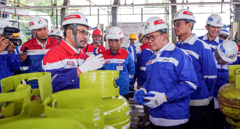 Menteri Perdagangan RI Budi Santoso saat berkunjung ke SPBE Rewulu, Kabupaten Bantul, Yogyakarta, Jumat (20/06/2025) pagi, mengapresiasi langkah Pertamina Patra Niaga menerapkan ketentuan BDKT untuk pengisian LPG 3 kg. (Foto: Dok RUZKA INDONESIA)