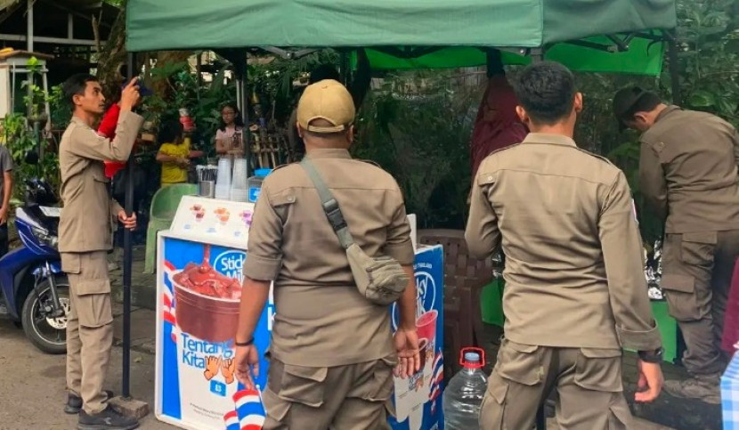 Aparat Satpol PP Kota Depok sedang lakukan penertiban PKL. (Foto: Dok Diskominfo Kota Depok)