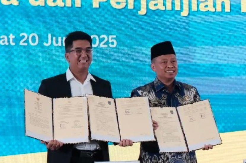 Penandatanganan MoU Pemkot Depok dan Universitas Indonesia, di Gedung Plaza Lantai 2 Felfest UI, Kota Depok, Jumat (20/06/2025). (Foto: Dok Diskominfo Kota Depok)