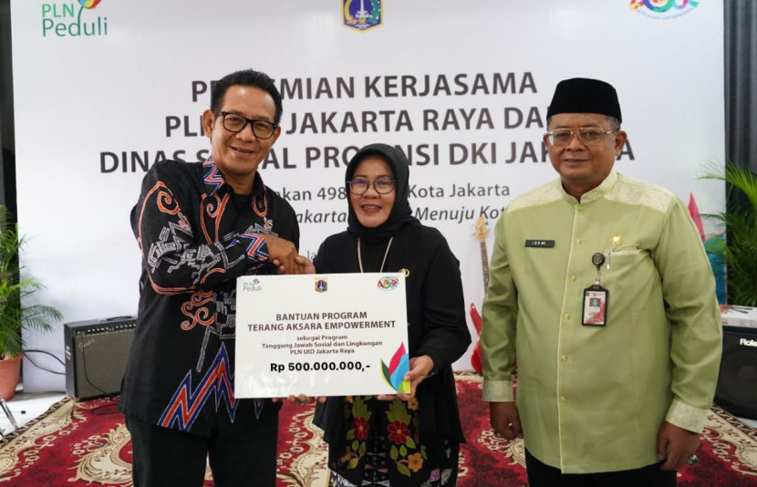 General Manager PLN UID Jakarta Raya, Moch. Andy Adchaminoerdin (kiri), Kepala Panti PSBNRW Cahaya Batin, Ucu Rahayu dan Kepala Dinas Sosial Provinsi DKI Jakarta, Iqbal Akbarudin saat launching program pemberdayaan penyandang disabilitas