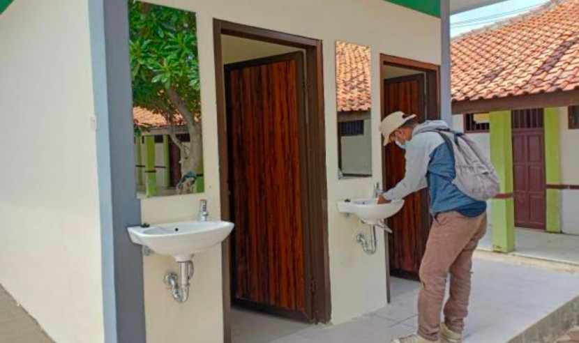 Toilet sekolah yang layak di salah satu sekolah di Bekasi. (Foto: Dok RUZKA INDONESIA)