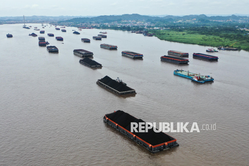 Sejumlah kapal tongkang memuat batu bara melakukan lego jangkar di Sungai Mahakam, Samarinda, Kaltim.
