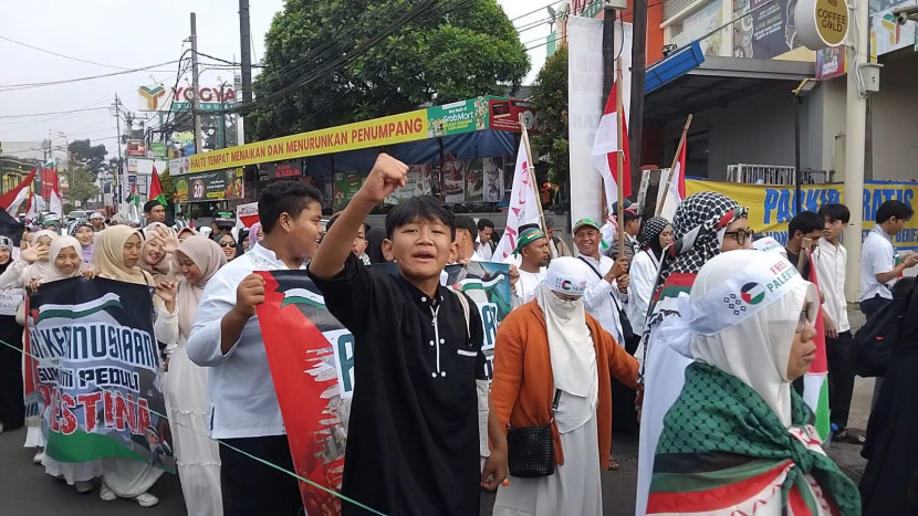 Massa aksi dalam Aliansi Masyarakat Sukabumi Peduli Palestina menggelar aksi damai, Ahad (22/6/2025).