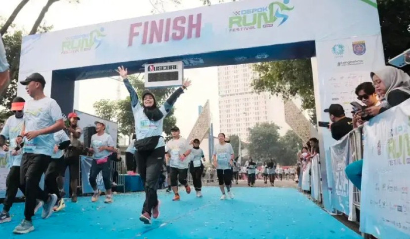 Beberapa peserta mencapai finish dalam giat lomba lari Depok Run Festival (DRF) 2025. (Foto: Dok Diskominfo Kota Depok)