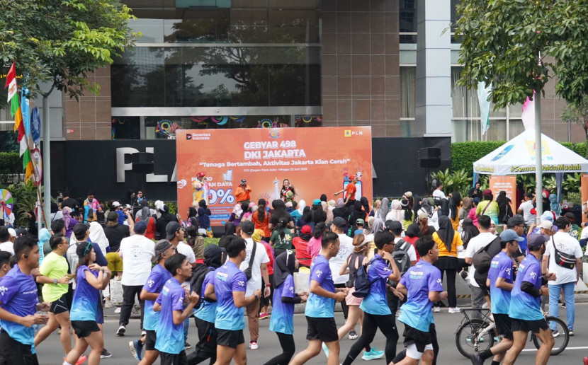 Warga peserta Car Free Day Sudirman mengikuti senam bersama promo tambah daya PLN Gebyar 498 DKI Jakarta di depan Plaza Asia, Jakarta, Minggu (22/6/2025). (Foto: Dok Ruzka Indonesia/PLN)