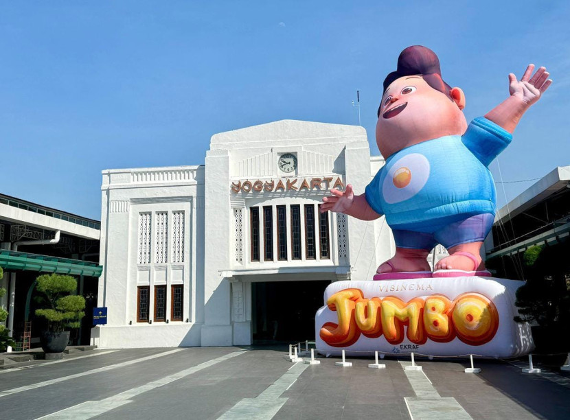 Balon raksasa karakter Don di depan Stasiun Yogyakarta ini bisa dikunjungi dua sesi setiap hari, yakni pukul 06.00–13.00 WIB dan 15.00–23.00 WIB, sejak 18 hingga 30 Juni 2025. (Foto: Humas PT KAI)