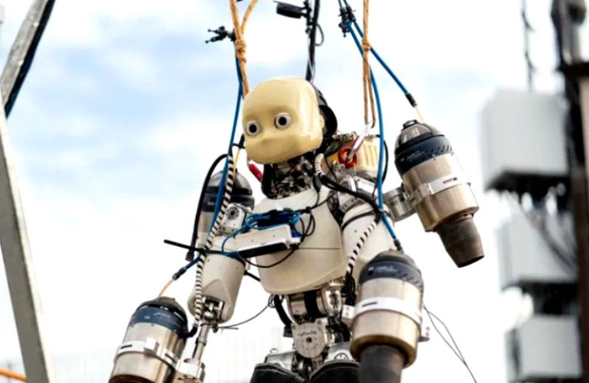 iRonCub3 merupakan evolusi teknologi dari prototipe sebelumnya dan didasarkan pada generasi terbaru robot humanoid iCub (iCub3), yang dikembangkan untuk dioperasikan dari jarak jauh. Robot ini mengintegrasikan empat mesin jet, dua dipasang di lengan dan dua di jetpack yang terpasang di punggung robot/IIT-Istituto Italiano di Tecnologia.