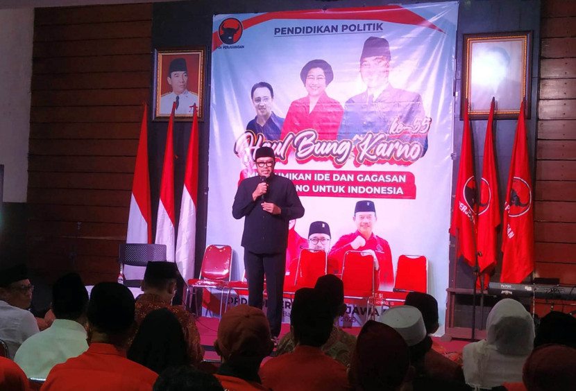 Ketua DPD PDI Perjuangan Jabar Ono Surono menyampaikan sambutan saat 'Haul Bung Karno ke-55' di kantor DPD PDI Perjuangan Jabar, Jalan Pelajar Pejuang, Kota Bandung, Ahad (22/6/2026). Foto Edi Yusuf
