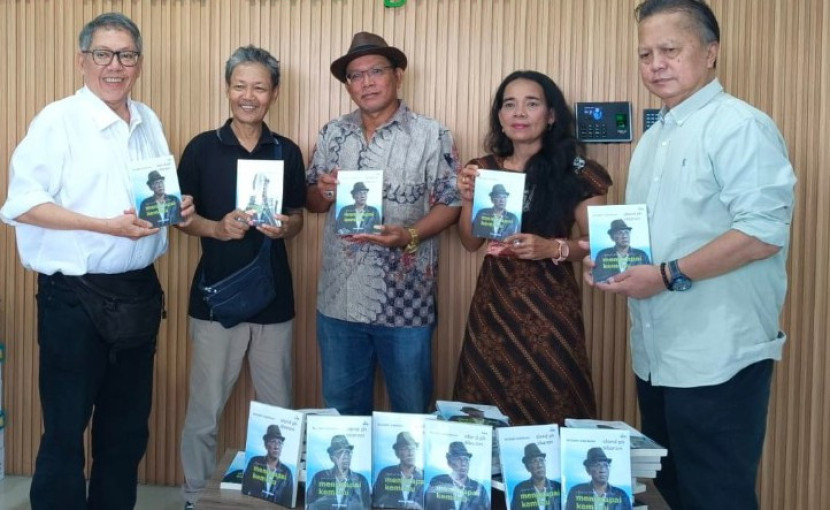 Anggota PWI Jaya, Herman Wijaya atau yang dikenal sebagai Matt Bento (kedua dari kiri) menulis biografi dari wartawan senior dan pengusaha Oland PH Sibarani (tengah) disaksikan oleh isteri Oland Sibarani, Ospida br Batubara, Sekretaris DK PWI Jabar Muhammad Syafrin Zaini (kiri) dan Wakil Ketua Bidang Kerjasama, Kemitraan dan Hubungan Antarlembaga PWI Jaya, Tb. Adhi (kanan).  (Foto: Dok RUZKA INDONESIA) 