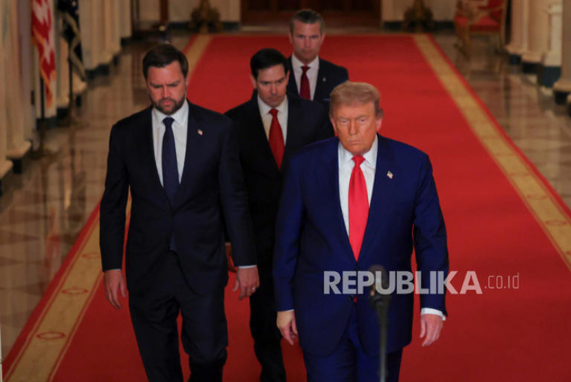 Presiden Donald Trump didampingi Wakil Presiden JD Vance, Menteri Luar Negeri Marco Rubio dan Menteri Pertahanan Pete Hegseth berbicara soal serangan ke Iran, Ahad (22/6/2025). Foto: Carlos Barria/Pool via AP