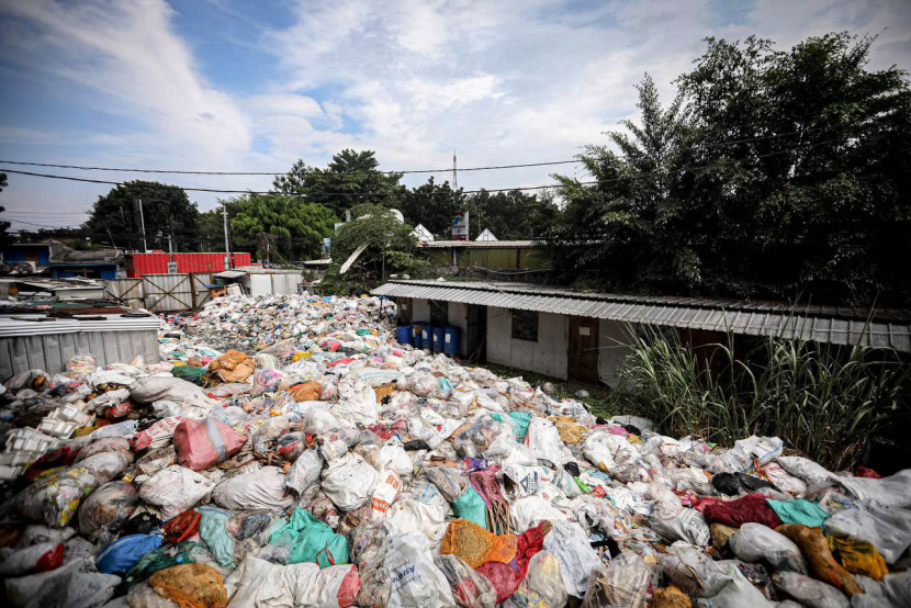 Tumpukan sampah di Pasar Cihaurgeulis, Kota Bandung, Senin (23/6/2025). Foto: Humas Jabar
