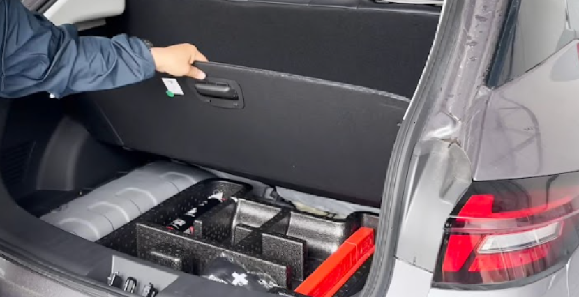  Tire Repair Kits terletak di bagasi belakang mobil.     dok NETA