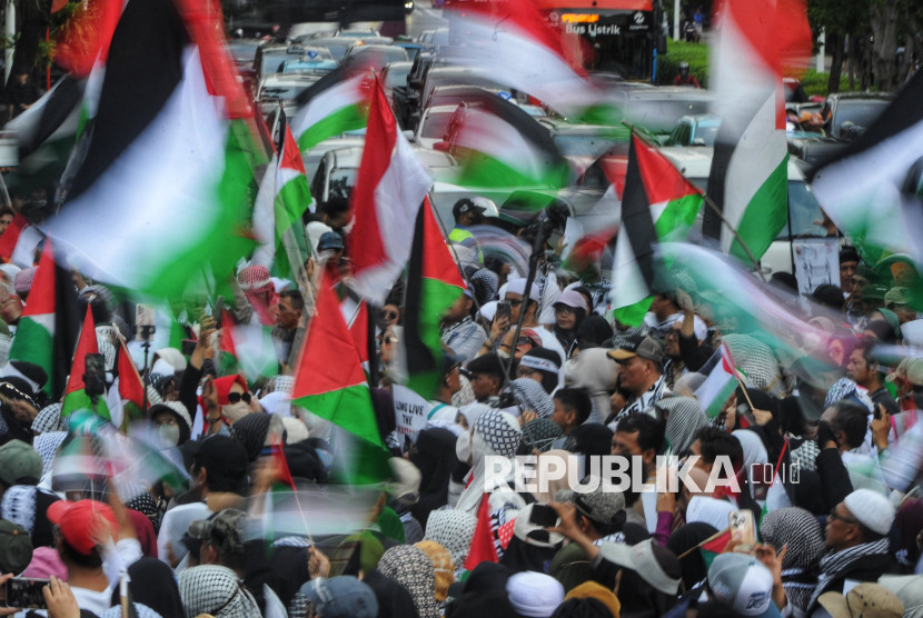 Pengunjuk rasa mengikuti aksi damai solidaritas untuk Palestina di depan Kedutaan Besar Amerika Serikat di Jakarta, Jumat (17/1/2025). Sumber:Prayogi/Republika