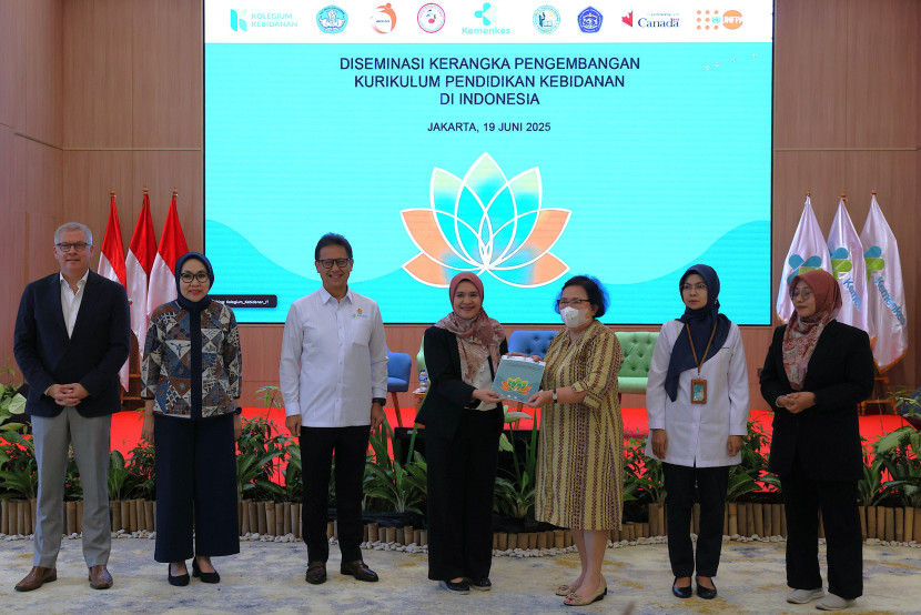 Menteri Kesehatan RI Budi Gunadi Sadikin dan Ketua Konsil Kesehatan Indonesia, drg. Arianti Anaya, MKM saat peluncuran Kerangka Pengembangan Kurikulum Pendidikan Kebidanan Indonesia