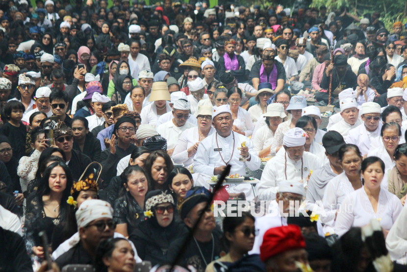 Acara adat ‘Ngertakeun Bumi Lamba ’ di kawasan Gunung Tangkuban Parahu, Ahad (22/6/2025). Foto: Edi Yusuf