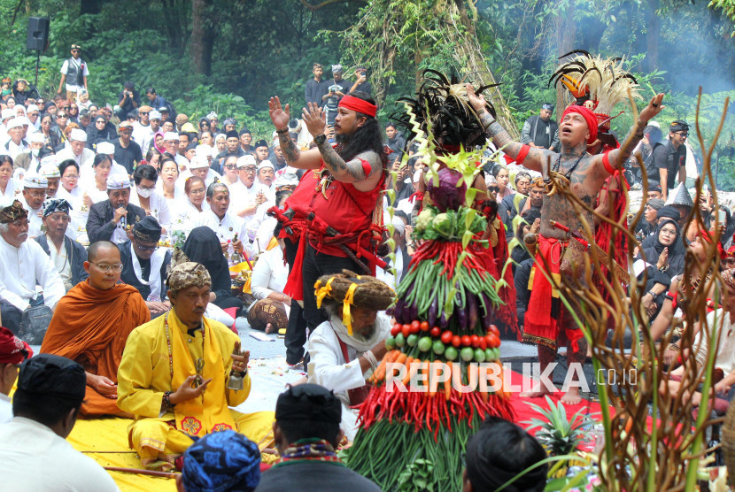 Acara adat ‘Ngertakeun Bumi Lamba ’ di kawasan Gunung Tangkuban Parahu, Ahad (22/6/2025). Foto: Edi Yusuf