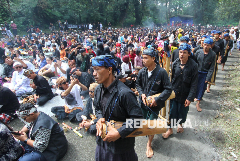 Acara adat ‘Ngertakeun Bumi Lamba ’ di kawasan Gunung Tangkuban Parahu, Ahad (22/6/2025). Foto: Edi Yusuf