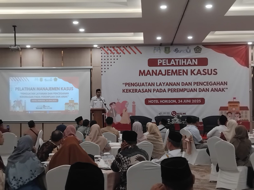 Pelatihan manajemen kasus dalam penguatan layanan dan pencegahan kekerasan pada perempuan dan anak di lingkup lembaga keagamaan di Hotel Horison, Selasa (24/6/2025).