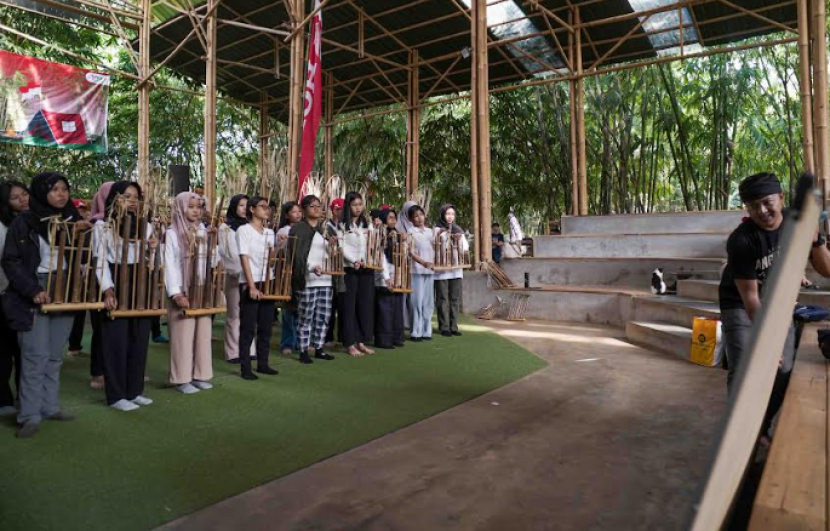 Para para peserta diajak untuk mendalami teknis dan cara bermain angklung.  dok AHM