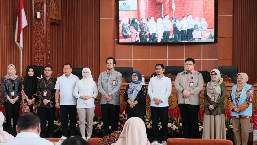 Ketua DPRD Kota Depok, Ade Supriatna bersama Pj. Sekda Kota Depok, Nina Suzana dan perwakilan KPK usia Bimtek Keluarga Berintegritas di DPRD Kota Depok, Selasa (24/06/2025). (Foto : Dok Diskominfo Kota Depok)