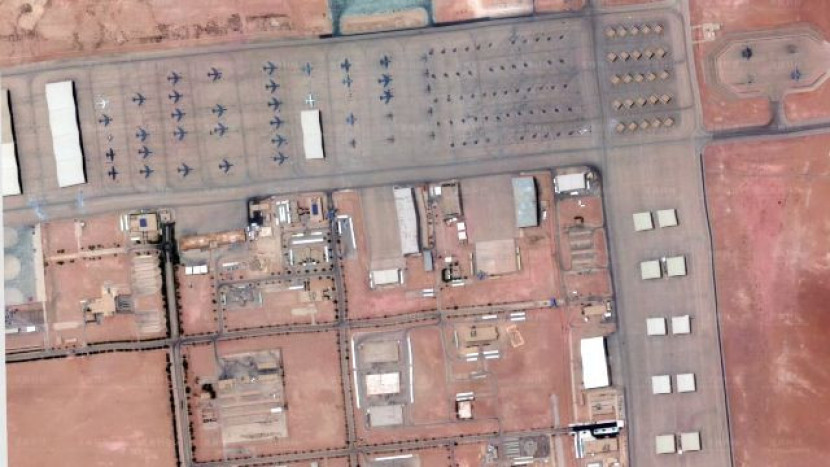 Citra satelit jet tempur dan tanker milik Amerika Serikat di Pangkalan Udara Prince Sultan, Arab Saudi. Sumber: X