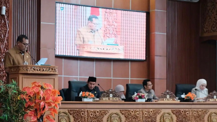 Perwakilan Bapemperda DPRD Kota Depok, Bambang Sutopo menyampaikan laporan hasil rapat kerja terkait Propemperda Kota Depok Tahun 2026 dalam Sidang Paripurna Masa Sidang Kedua Tahun 2025, yang digelar di Ruang Rapat Paripurna DPRD Kota Depok, Senin (23/06/2025). (Foto: Dok Diskominfo Kota Depok).