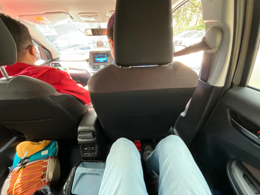 Posisi duduk pada bagian belakang Suzuki Fronx, bagian kaki lebih lega. Dok. Motoresto.id