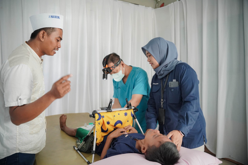 Dokter melakukan tindakan khitan kepada salah satu anak yang menjadi peserta khitan massal. FOTO: Dok. SIER