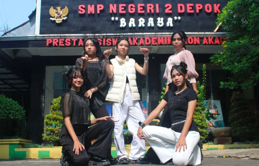 Ini 5;penari membawakan komposisi tari kreasi moderen sambil menyuarakan penyelamatan terhadap alam Indonesia, khususnya Raja Ampat, dalam pentas seni yang diadakan oleh siswa SMPN 2 Depok, Rabu (25/06/2025). (Foto: Dok Komoenitas Makara)