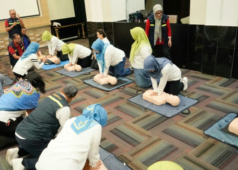 Dharma Wanita Persatuan (DWP) Kementerian Kesehatan (Kemenkes) RI bersama DWP Sekretariat Jenderal dan Pusat Krisis Kesehatan menyelenggarakan Workshop Bantuan Hidup Dasar (BHD).