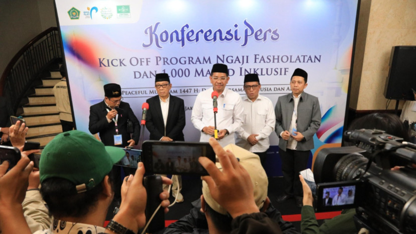 Dirjen Bimas Islam Abu Rokhmad (tengah) beri keterangan pers.