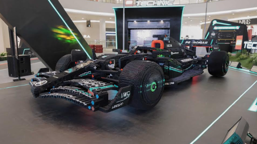 Mobil balap ini dibangun menggunakan 192.937 LEGO bricks selama 2.428 jam oleh tim
