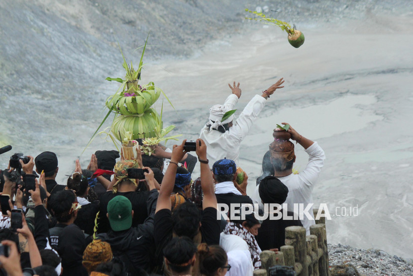 Larungan sesaji saat acara adat ‘Ngertakeun Bumi Lamba ’ di kawasan Gunung Tangkuban Parahu, Ahad (22/6/2025). Foto: Edi Yusuf