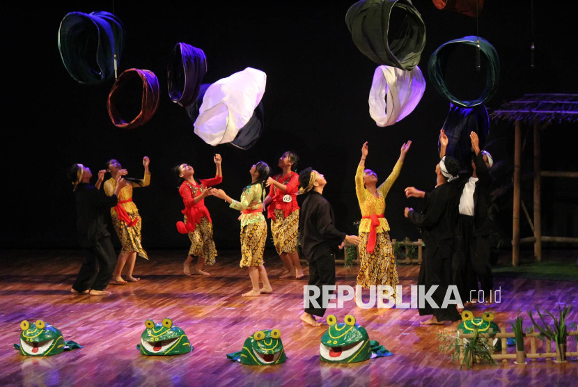 Festival Permainan Rakyat Jabar, di Teater Tertutup Taman Budaya Jabar, Kota Bandung, Rabu (25/6/2025). Foto: Edi Yusuf