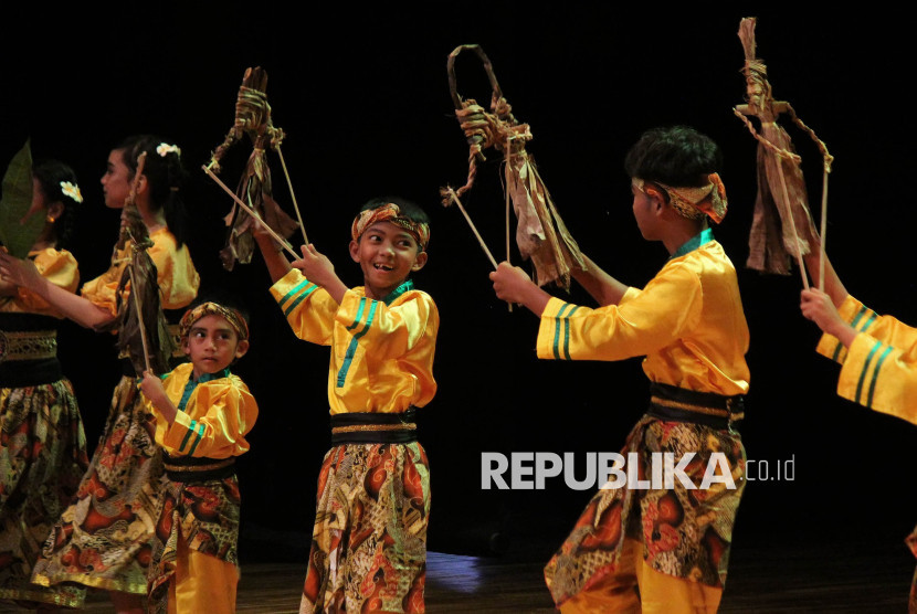 Festival Permainan Rakyat Jabar, di Teater Tertutup Taman Budaya Jabar, Kota Bandung, Rabu (25/6/2025). Foto: Edi Yusuf