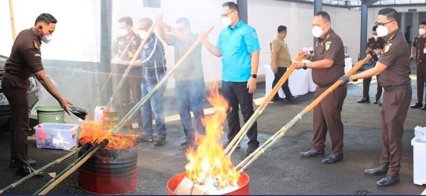 Kejari Kota Depok memusnahkan berbagai jenis barbuk. (Foto: Dok RUZKA INDONESIA)