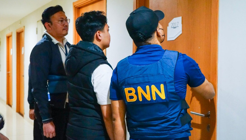 Petugas Imigrasi Depok dan BNN sedang operasi gabungan di apartemen. (Foto: Dok RUZKA INDONESIA)