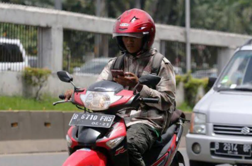 Masih banyak orang yang menggunakan ponsel saat mengemudi karena berbagai alasan.