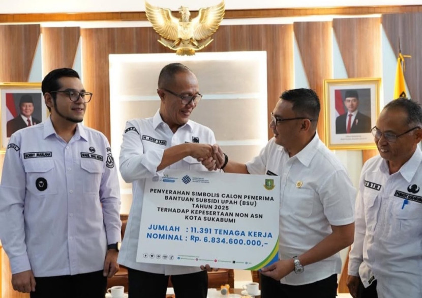 Penyerahan BSU secara simbolis berlangsung di Ruang Utama Balai Kota Sukabumi, Rabu (25/6/2025).