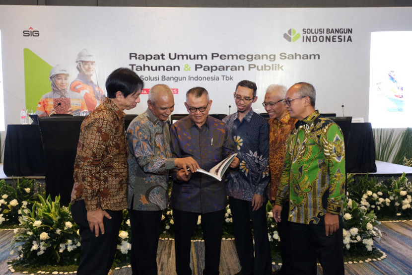 Direksi dan Komisaris PT Solusi Bangun Indonesia Tbk (SMCB) pada Rapat Umum Pemegang Saham Tahunan (RUPST) (FOTO: Humas PT SBI)
